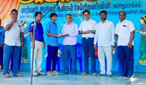 அச்சிறுப்பாக்கம் அரசு பள்ளி மாணவர்களுக்கு கல்வி உதவித்தொகை வழங்கி பாராட்டு