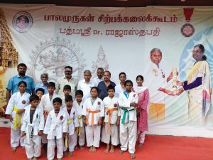 சேலத்தில் பத்மஸ்ரீ விருது பெற்ற ராஜா ஸ்தபதி காளியப்ப கவுண்டருக்கு கராத்தே சங்கம் சார்பில் பாராட்டு