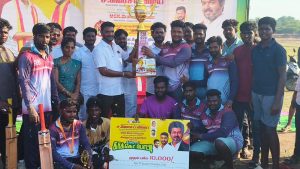 செய்யூரில் இருநாள் கிரிக்கெட் போட்டி வெற்றி பெற்ற அணிகளுக்கு கோப்பை, பரிசுத் தொகை வழங்கல்