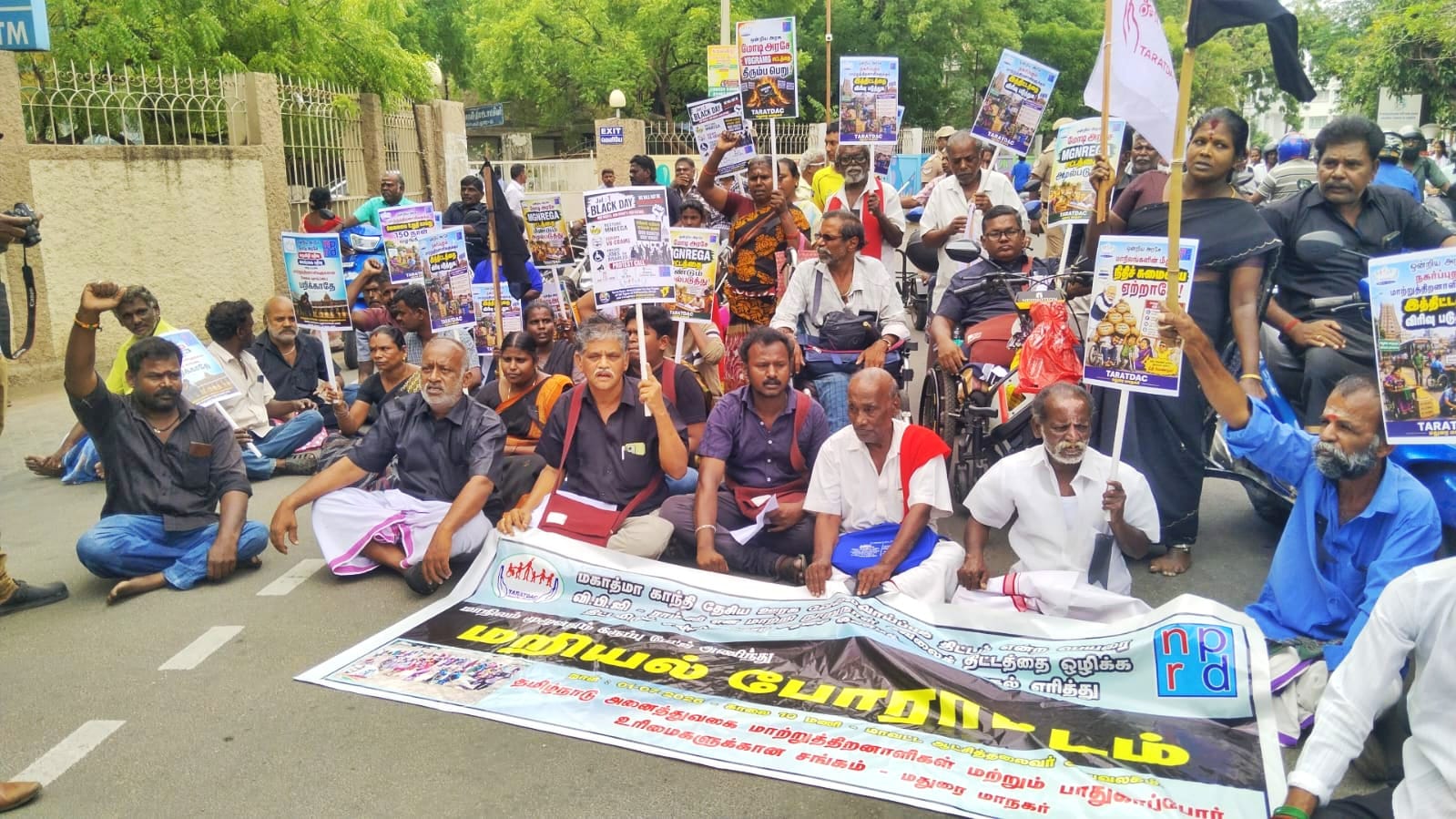 மதுரையில் மாற்றுத்திறனாளிகள் பல்வேறு கோரிக்கைகளை வலியுறுத்தி மறியல்- 40 பேர் கைது