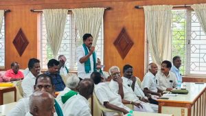 உணவளிக்கும் நெல் மூட்டைகள் திறந்த வெளியில் இருக்கிறது ஆனால் மதுபானம் கிடங்குகளில் இருக்கிறது-திருவாரூரில் விவசாயிகள் ஆவேசம்
