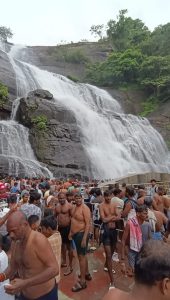 குற்றால அருவிகளில் நீர் வரத்து அதிகரிப்பு சுற்றுலா பயணிகள் குவிந்தனர்