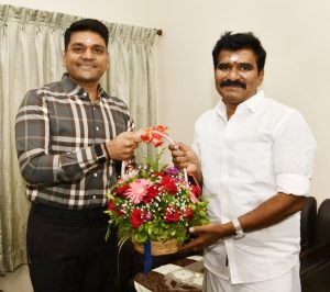 தேனிக்கு வருகை தந்த  அமைச்சருக்கு ஆட்சியர் வரவேற்பு
