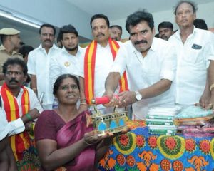 ஆண்டிபட்டியில் தமிழக வெற்றி கழகம் சார்பில் நலத்திட்ட உதவிகள் வழங்கிய அமைச்சர்