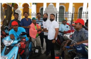 புதுச்சேரியில் மாற்றுத்திறனாளி உணவு டெலிவரி பணியாளர்களுக்கு கோடை பாதுகாப்பு உபகரணங்கள் வழங்கல்