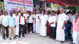 பேரளத்தில் ரயில்வே கேட்டை நிரந்தரமாக மூடுவதற்கு எதிர்ப்பு தெரிவித்து அனைத்து கட்சியினர் ஆர்ப்பாட்டம்