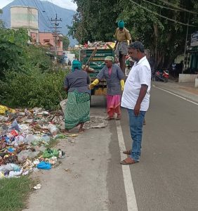 அதிகாலையில் துப்புரவு பணிகளை ஆய்வு செய்த சருத்துப்பட்டி ஊராட்சி செயலாளர்