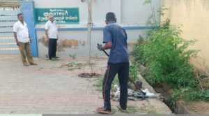 தேனி அருகே துப்புரவு பணிகளை அதிகாலையில் ஆய்வு செய்யும் செயல் அலுவலர்