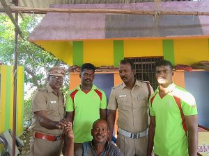 கடலில் குளித்தபோது அலையில் சிக்கி மாணவர் பலி; மற்றொரு மாணவர் சிகிச்சை