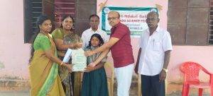 தென்காசி: தமிழ்நாடு அறிவியல் இயக்கம் சார்பில் துளிர் வினாடி வினா போட்டி – வெற்றி பெற்ற மாணவர்களுக்கு விதைப்பந்துகள் வழங்கி பாராட்டு