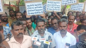 மதுரை மாவட்ட ஆட்சியர் அலுவலகம் எதிரில் மின்வாரிய ஒப்பந்த ஊழியர்கள் பல்வேறு கோரிக்கைகளை வலியுறுத்தி ஆர்ப்பாட்டம்