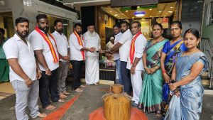 அமைச்சர் என். ஆனந்த் பிறந்தநாளில் நலத்திட்ட உதவிகள்: ஆட்டோ ஓட்டுநராக இருந்து மாவட்ட செயலாளரான பாபு