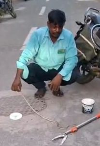 வீட்டுக்குள் புகுந்த பாம்பை பாதுகாப்பாக மீட்டு வனப்பகுதியில் விட்ட சமூகன் சரவணன்