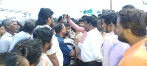 திருவொற்றியூரில் ரயில்வே நடைபாதை மூடப்பட்டதால் பொதுமக்கள் அவதி; எம்.எல்.ஏ. தலையீட்டில் தற்காலிக நடைபாதை திறப்பு