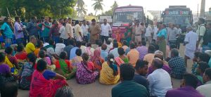 பேராவூரணியில் புதுப்பிக்கப்பட்ட வாரச்சந்தை திறக்கப்படாததால் சாலையில் காய்கறிகளைக் கொட்டி வியாபாரிகள் முற்றுகை போராட்டம்!