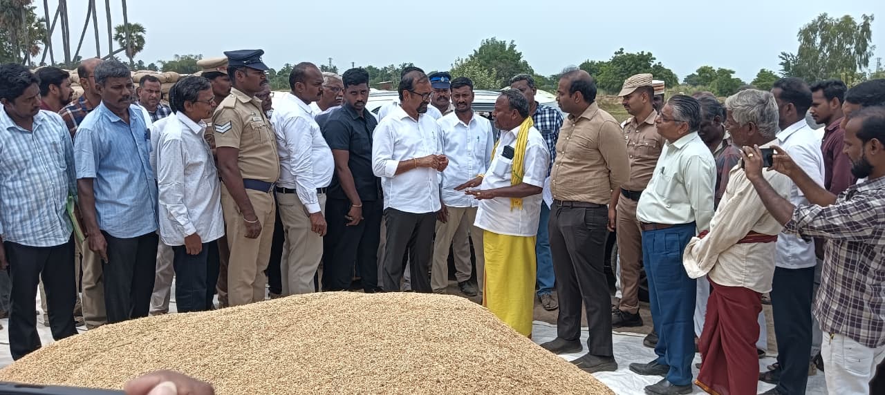 வடலூர் அருகே நேரடி நெல் கொள்முதல் நிலையத்தில் நெல் மூட்டைக்கு ரூ.50  வாங்கிய பட்டியல் எழுத்தர் பணியிடை நீக்கம்