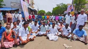 திருமகோட்டையில் சாலையை செப்பனிட வலியுறுத்தி கிராம மக்கள் சாலை மறியல்