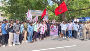 மாணவர்களை தாக்கிய காவல்துறையை கண்டித்து திருவாரூர் அரசு கலைக் கல்லூரி மாணவர்கள்  ஆர்ப்பாட்டம்