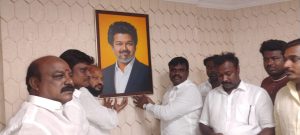 மணலியில் ஒரு வழியாக முதலமைச்சர் ஜோசப் விஜய் மற்றும் தலைவர்கள் மற்றும் முன்னாள் முதல்வர்கள் படங்களுடன் நடந்து முடிந்த மண்டல குழு கூட்டம்