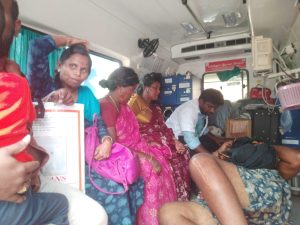 தஞ்சாவூர் பெரியக் கோவிலில் சாமி தரிசனம் செய்த ஆந்திரா மாநில பக்தர்களை கதண்டு கடித்ததில் 4 பேர மயக்கம் அடைந்தனர்