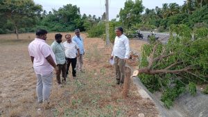 மின்வாரிய அதிகாரி மீது நெடுஞ்சாலைத்துறை அதிகாரிகள் காவல் நிலையத்தில் புகார்.