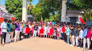டெல்லியில் போராடும் மாணவர்கள் மீது  தாக்குதல்- டெல்லி போலிசார் மீது நடவடிக்கை எடுக்க கோரி மன்னார்குடியில் அரசு கலைக்கல்லூரி மாணவர்கள் போராட்டம்.