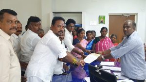 திருக்கோயில் மற்றும் திருமடத்திற்கு சொந்தமான இடங்களில் குடியிருப்போர் நல சங்கம் சார்பில் கோரிக்கை மனு