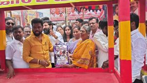 செங்குன்றத்தில் நடைபாதை வியாபாரிகளுக்கு நலத்திட்ட உதவிகள்- வழங்கிய மாதவரம் சட்டமன்ற உறுப்பினர்