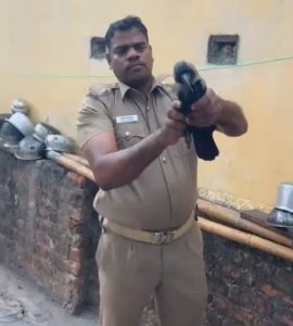 காற்றாடி நூலில் சிக்கித் தவித்த காகத்தை உயிருடன் மீட்ட தீயணைப்பு வீரர்கள்