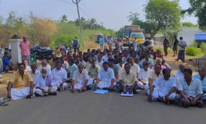 மன்னார்குடி அருகே வட்டாட்சியரை கண்டித்து கிராம பொதுமக்கள் சாலை மறியல்