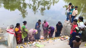 திருமருகல் ஒன்றிய பகுதியில் ஆற்றில் தண்ணீர் இல்லாததால் களை இழந்த ஆடிப்பெருக்கு விழா