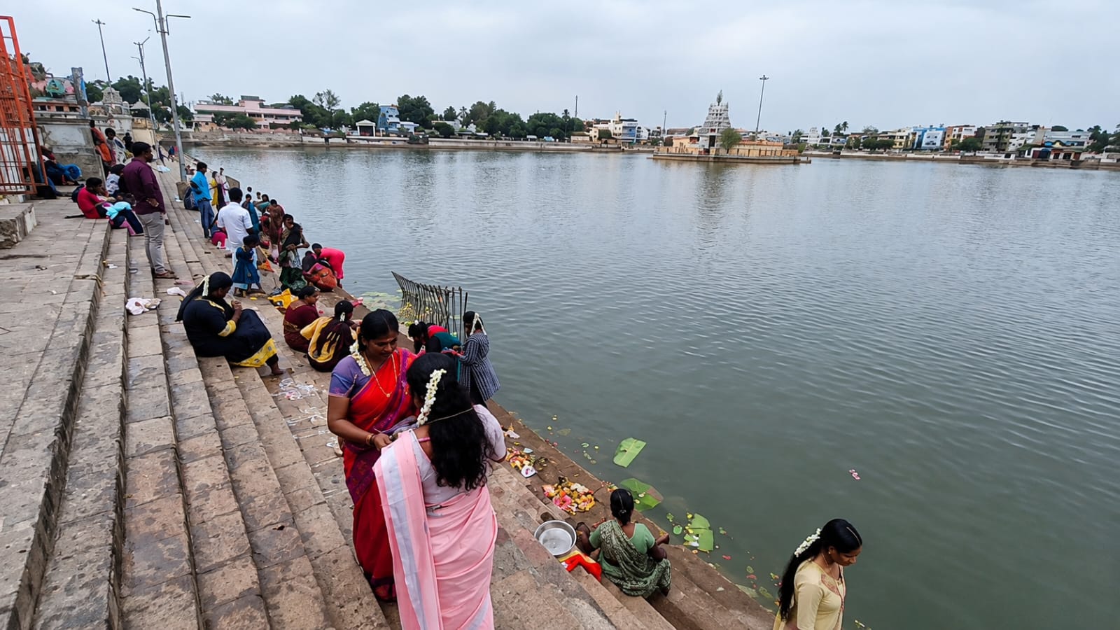 திருவாரூரில் ஆடிப்பெருக்கை முன்னிட்டு பெண்கள் உற்சாகமாக வழிபாடு