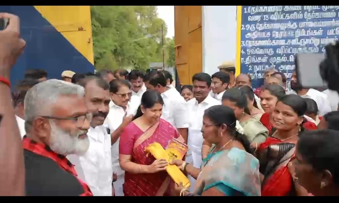 விளாத்திகுளம் சட்டமன்ற உறுப்பினர் மார்க்கண்டேயனை சந்தித்த கனிமொழி  எம்.பி.!