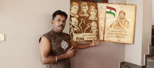 சுதந்திர தினத்தை முன்னிட்டு செம்மண்ணால் உருவான பிரம்மாண்ட ஓவியச் சிற்பம்