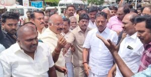 தேனியில் சாலை மறியலில் ஈடுபட்ட முன்னாள் முதல்வர் ஓ பன்னீர்செல்வம் உள்பட 242 பேர் கைது