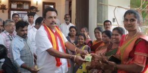 ஆடிப்பெருக்கு முன்னிட்டு கம்பம் எம்.எல்.ஏ. அலுவலகத்தில் காய்கறி விதை பாக்கெட்டுகள் வழங்கல்