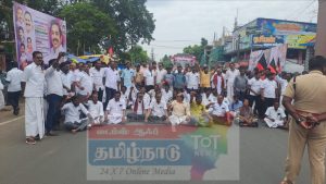உதயநிதி ஸ்டாலினை சென்னையில் கைது-சீர்காழி புதிய பஸ் நிலையம் எதிரில் திமுக ஒன்றிய கழக செயலாளர் பிரபாகரன் தலைமையில் சாலை மறியல் போராட்டம்
