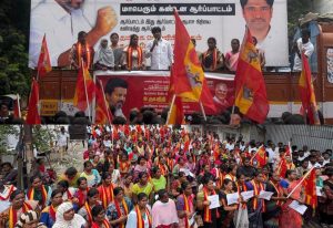 உதயநிதி ஸ்டாலினை கண்டித்து கரூரில் தமிழக வெற்றிக் கழகம் சார்பில் மாபெரும் கண்டன ஆர்ப்பாட்டம்