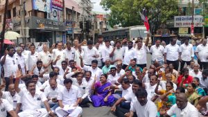 உதயநிதி ஸ்டாலின் கைதை கண்டித்து தூத்துக்குடியில் முன்னாள் அமைச்சா் கீதாஜீவன் உள்பட 300 போ் கைது