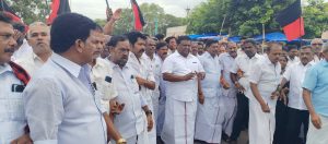 அரியலூரில் திமுகவினர் சாலை மறியல்