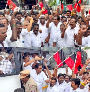 மதுரையில்உதயநிதி ஸ்டாலின் கைதை கண்டித்து தி.மு.க.வினர் சாலை மறியல்!போக்குவரத்து பாதிப்பு!