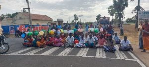 ஆறு மாதங்களாக குடிநீர் இல்லை பெண்கள்  காலி குடங்களுடன் சாலையில் அமர்ந்து போராட்டம்!”