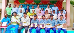 அரசு பொது தேர்வில் சாதனை படைத்த மாணவர்களுக்கு சான்றிதழ் வழங்கி பாராட்டு.