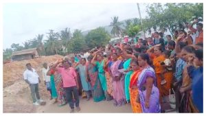 இரயில்வே தரைப்பாலம் அகலப்படுத்தணும். பொம்மிடி மல்லாபுரம் மக்கள் ஆர்ப்பாட்டம்