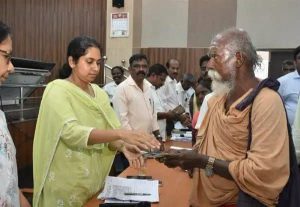 யாசகம் பெற்று அதன் மூலம் கிடைத்த 10 ஆயிரம் ரூபாயை முதல்வரின் பொது நிவாரண நிதிக்கு வழங்க முதியவர்