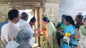 குண்டடம் ஸ்ரீ கொங்கு வடுகநாதர் சாமி கோவிலில் பாஜக தேசிய மகளிர் அணி தலைவி வானதி சீனிவாசன் சாமி தரிசனம்