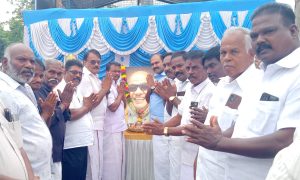 உப்பிலியபுரத்தில் மறைந்த முன்னாள் முதல்வர் கருணாநிதி நினைவு தினத்தை முன்னிட்டு திமுகவினர் மலர் தூவி புகழஞ்சலி