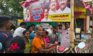 குச்சனூர் சனீஸ்வர பகவான் திருக்கோவில் திருவிழா பக்தர்களுக்கு நீர் மோர் வழங்கிய பேரூராட்சி மன்ற தலைவர்