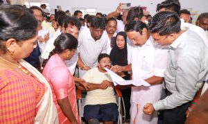 தாராபுரத்தில் மக்கள் குறைதீர்க்கும் முகாம்: அமைச்சர்கள் மனுக்கள் பெற்றனர்