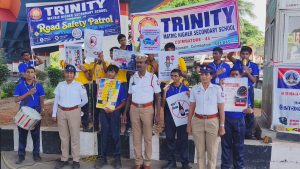கோவை சுங்கம் பகுதியில் சாலை பாதுகாப்பு விழிப்புணர்வு பள்ளி மாணவர்கள் நடத்திய விழிப்புணர்வு நிகழ்ச்சி